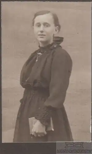 Portrait Mädchen mit Bibel, Fotografie. Fotobild, gebraucht, gut