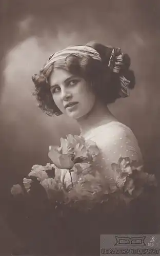 AK Hübsches junges Fräulein, Postkarte. Fotokarte, 1915, gebraucht, gut