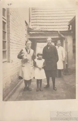 AK Familie in Innenhof, Postkarte. Fotokarte, gebraucht, gut