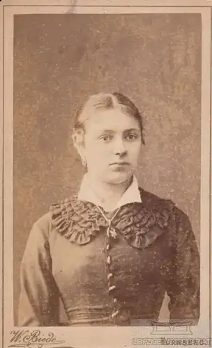 Fotografie W. Biede, Nürnberg - Porträt Dame mit Rüschenkragen, Fotografie