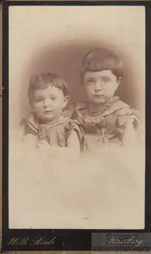Fotografie W. Biede, Nürnberg - Portrait Zwei Kinder (Geschwister), Fotografie
