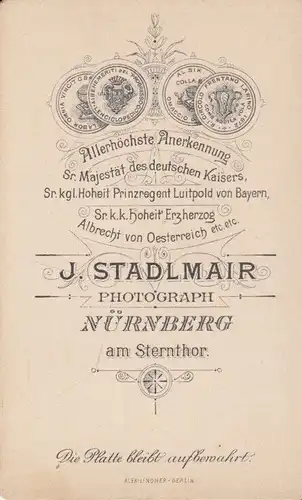 Fotografie J. Stadlmair, Nürnberg - Portrait Dame in dunklem Kleid, Fotografie