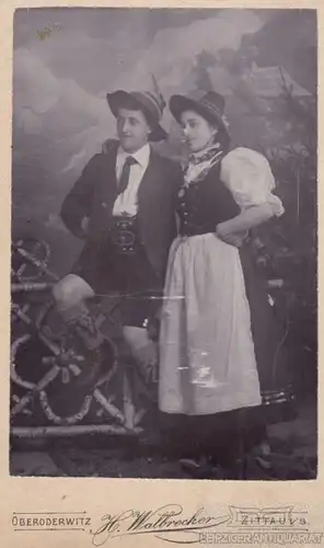 Fotografie H. Walbrecker, Zittau - Portrait junges Paar in Tracht, Fotogr 273085