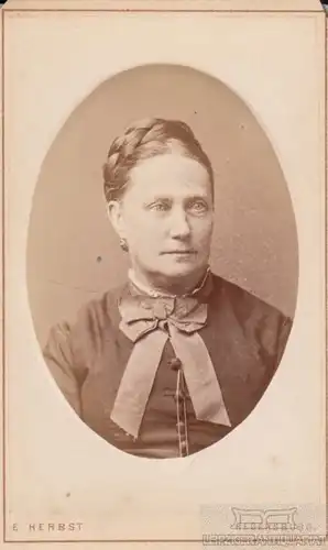 Fotografie E. Herbst, Regensburg - Portrait ältere Dame mit Schleife, Fotografie