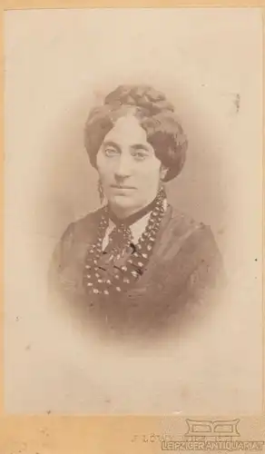 Portrait Dame mit riesiger Perlenkette, Fotografie. Fotobild, 1871