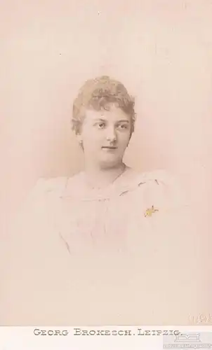 Fotografie Brokesch, Leipzig - Portrait Dame in weißem Kleid. 1895, Fotografie