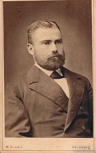 Fotografie W. Biede, Nürnberg - Portrait Herr mit Vollbart, Fotografie. Fotobild