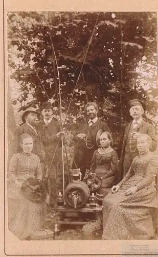 Portrait Familie im Freien mit Bierfass, Fotografie. Fotobild, gebraucht, gut