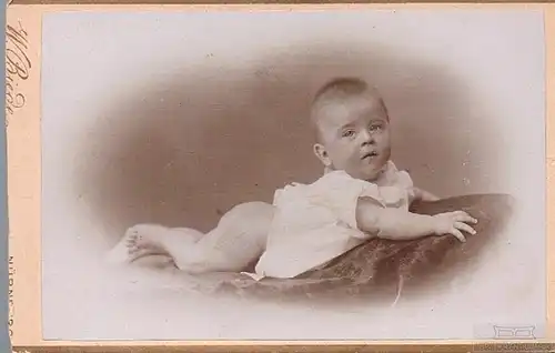 Fotografie W. Biede, Nürnberg - Portrait Kind auf Fell, Fotografie. Fotobild