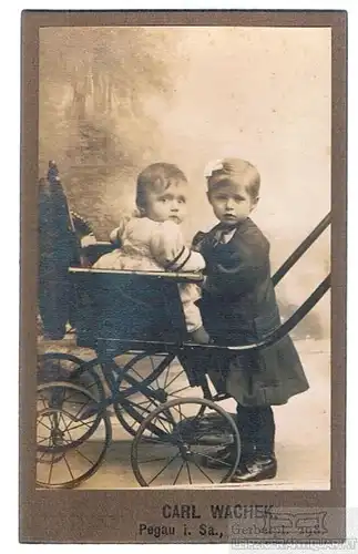 Fotografie Wachek, Pegau - Potrait Zwei Kinder mit Kinderwagen, Fotografie