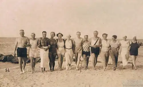 AK Gruppenfoto in Bademode am Strand. Anfang 20. Jahrhundert, Postkarte