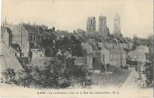 AK Laon. La Cathedrale, prise de la Rue des Chenizelles. E.C. ca... Postkarte