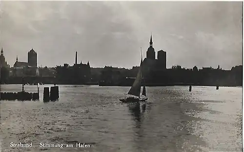AK Stralsund. Stimmung am Hafen. ca. 1915, Postkarte. Serien Nr, ca. 1915