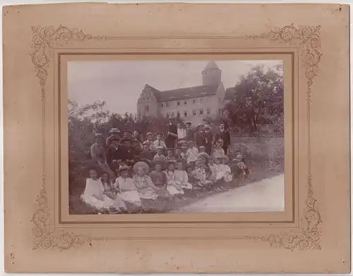 Fotografie: Gruppenbild vor der Burg Haynsburg, Zeitz, Schulausflug