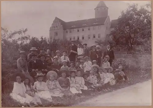Fotografie: Gruppenbild vor der Burg Haynsburg, Zeitz, Schulausflug