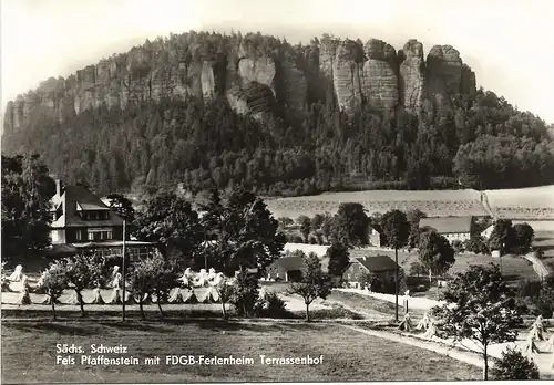 AK Sächs. Schweiz. Fels Pfaffenstein mit FDGB Ferienheim Terrassenhof. ca. 1974