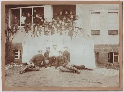 Fotografie: Gruppenbild Krankenschwestern und Soldaten, Erster Weltkrieg