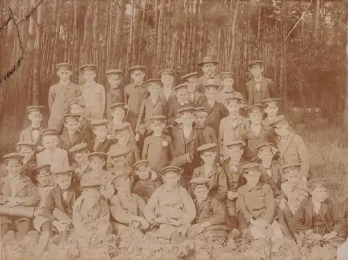 Fotografie: Gruppenbild um 1900, Jungen in Uniform im Wald, Schwarzweißfoto