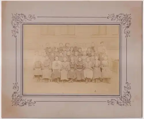 Fotografie: Gruppenbild Klassenfoto um 1900, Mädchen, Schulkasse, Mädchenschule