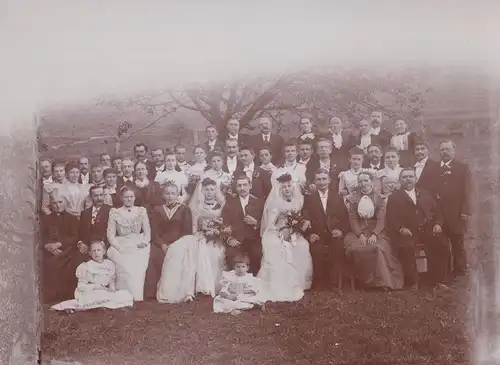 Fotografie: Doppelhochzeit / Hochzeitsfoto um 1900, Familienfoto, Gruppenbild