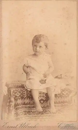 Fotografie Ulbrich, Cottbus - Portrait Kind in weißem Kleid. 1887, Fotografie