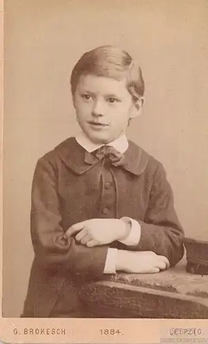 Fotografie Brokesch, Leipzig - Portrait Junger Knabe. 1884, Fotografie. Fotobild