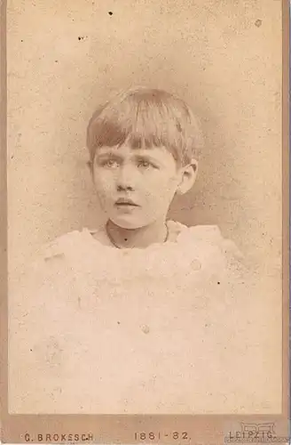 Fotografie Brokesch, Leipzig - Portrait Junges Kind. 1881-82, Fotografie