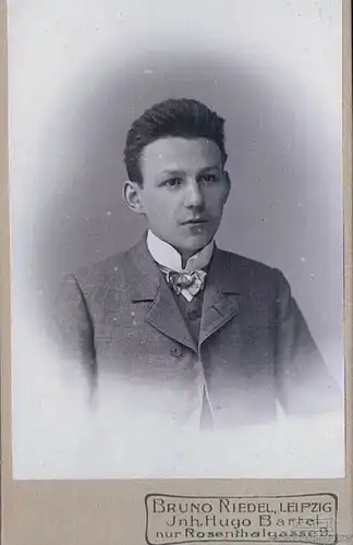 Fotografie Riedel, Leipzig - Portrait Junger Herr mit Fliege, Fotografie