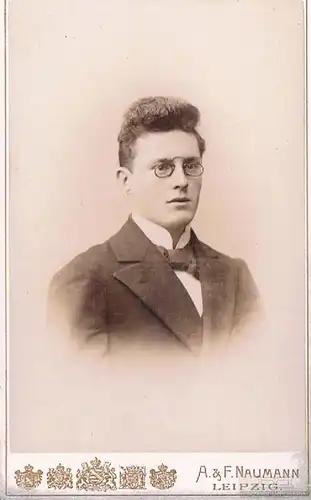 Fotografie Naumann, Leipzig - Portrait Herr mit Brille. 1896, Fotografie