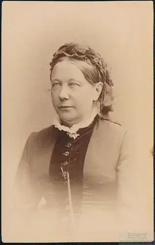 Fotografie Burghardt, Weissenfels - Portrait Dame mit Taschenuhr, Fotografie