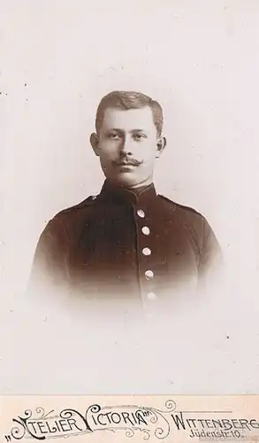 Fotografie Victoria, Wittenberg - Portrait Mann in Uniform, Fotografie. Fotobild