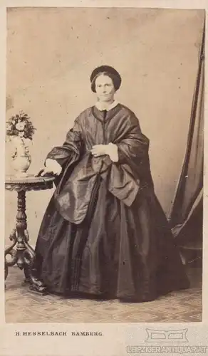 Portrait bürgerliche Dame in dunklem mächtigen Kleid, Fotografie. Fotobild
