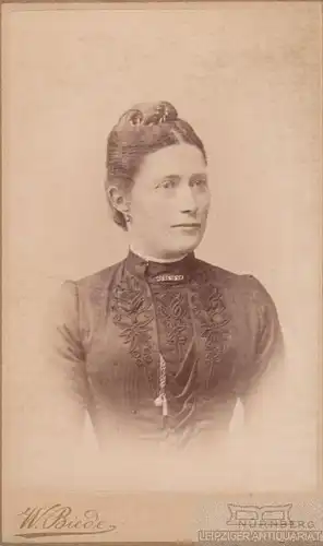 Fotografie W. Biede, Nürnberg - Portrait Dame in besticktem Kleid, Fotografie