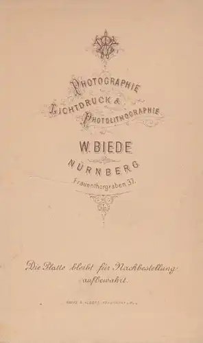 Fotografie W. Biede, Nürnberg - Portrait Dame in besticktem Kleid, Fotografie