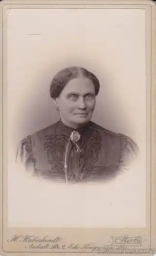 Portrait Witwe im schwarzen Kleid mit Brosche, Fotografie. Fotobild
