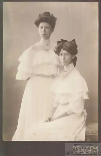 Portrait Schwestern - Zwei junge Damen im weißen Kleid, Fotografie. Fotobild