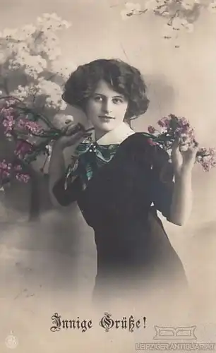 AK Sonnige Grüße! Junges Fräulein mit Blumen, Postkarte. Fotokarte, 1913