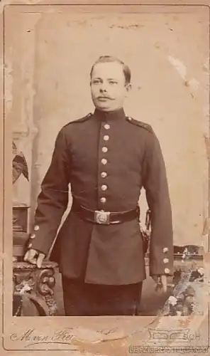 Porträt Soldat - Mann in Uniform mit Zigarre, Fotografie. Fotobild