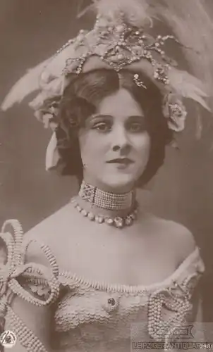 AK Hübsches junges Fräulein im Pailletten-Kleid mit Kopfschmuck, Postkarte. 1905