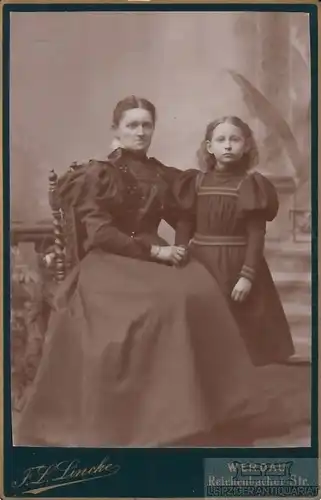 Portrait Mutter und Tochter in Puffärmelkleidern, Fotografie. Fotobild