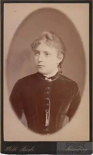 Fotografie W. Biede, Nürnberg - Portrait junge Dame in dunklem Kleid, Fotografie
