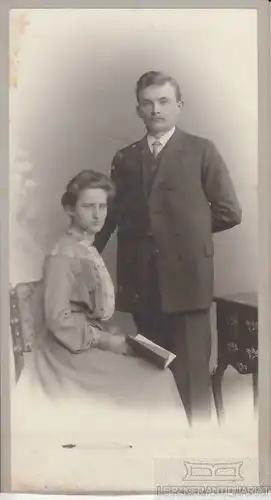 Fotografie Herzfeld, Dresden - Portrait Junges Paar mit Buch, Fotografie