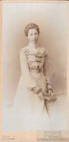 Fotografie Encke, Cottbus - Portrait Junges Fräulein mit Buch. 1902, Foto 263943