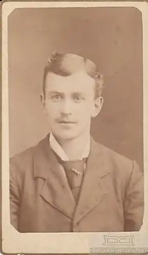 Portrait bürgerlicher junger Herr mit Brosche am Krawattenknoten, Fotografie