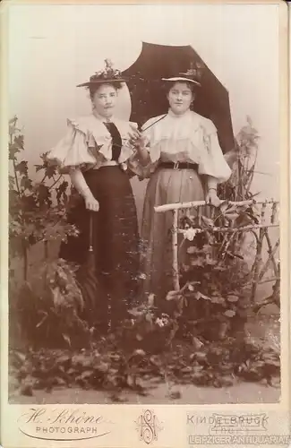 Portrait Schwestern - Zwei junge Damen mit Hut und Schirm, Fotografie. Fotobild