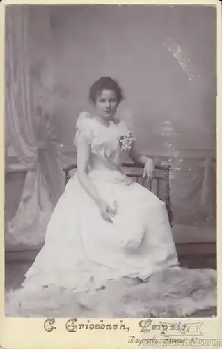 Portrait junge Dame im weißen Kleid (Hochzeitskleid) mit Fellteppich, Fotografie