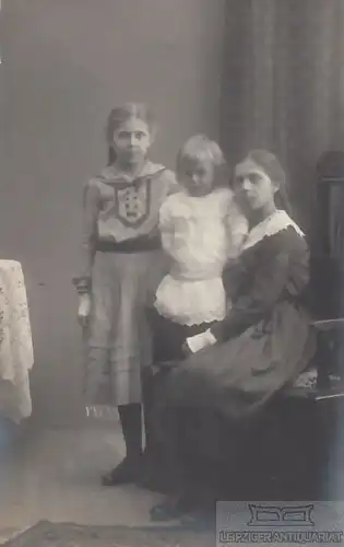 Portait Drei Kinder - Zwei Mädchen mit Kleinkind (Geschwister), Fotografie