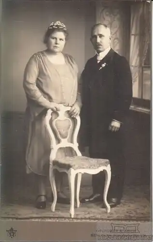 Portrait Silberhochzeit - Paar mit Diadem und Anstecknadel, Fotografie. Fotobild