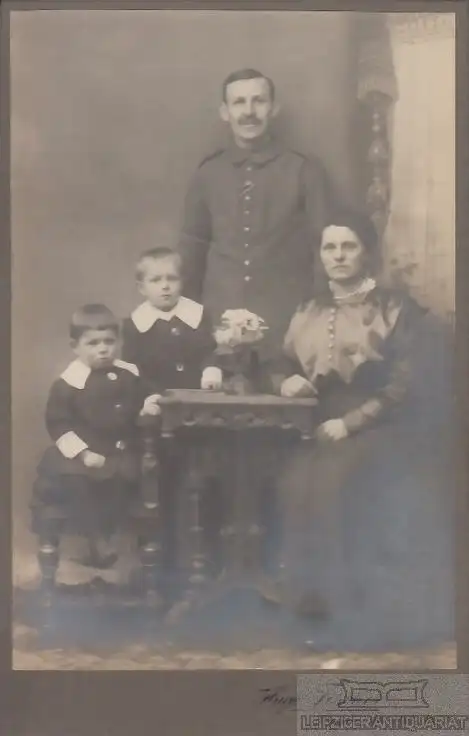 Fotografie Fischer, Pegau - Portrait bürgerliche Familie am Tisch, Fotografie