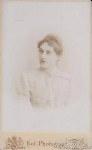 Fotografie Kolby, Zwickau - Portrait Dame mit gekraustem Haar, Fotografie. 1898